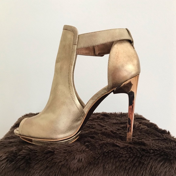 Gorgeous Gold Heels! - Picture 8 of 8